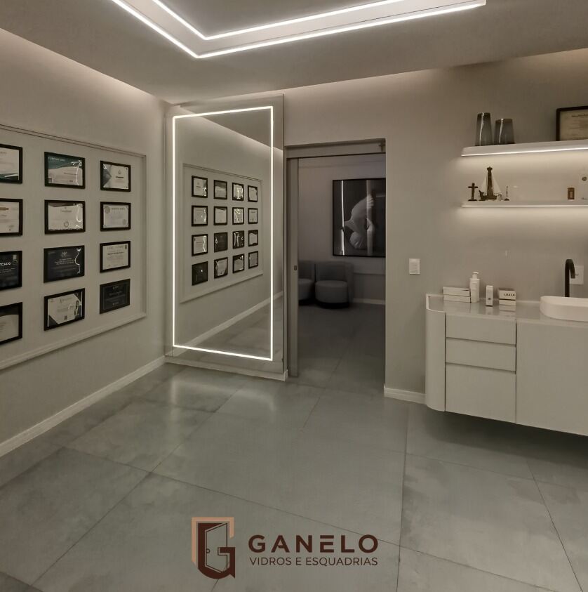Ambiente comercial com espelho e porta de vidro