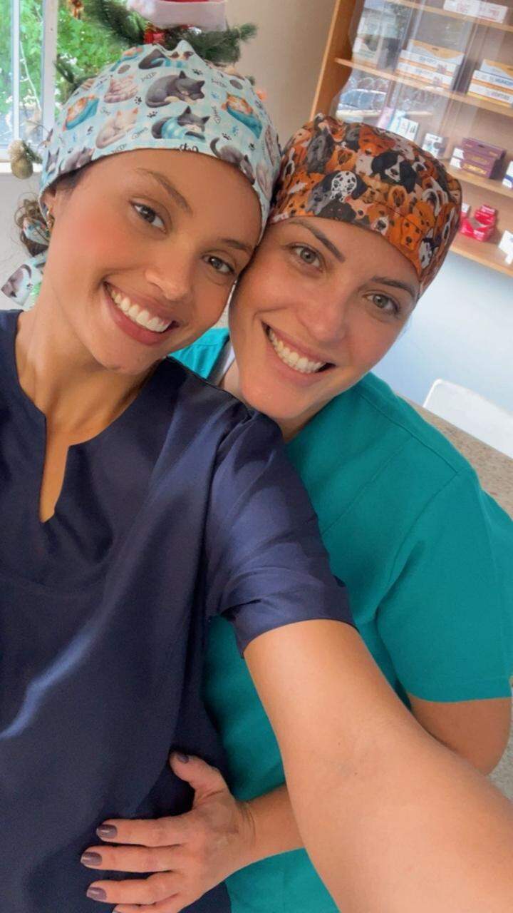 Sócias da VetMed, Samira e Sofia, sorrindo na clínica em Belo Horizonte